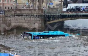У Петербурзі автобус з 20 пасажирами впав у річку Мийку (відео)