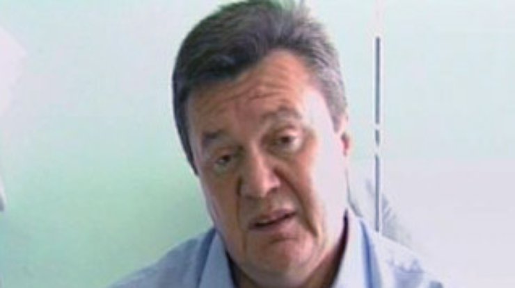 В Януковича бросили "два твердых предмета"