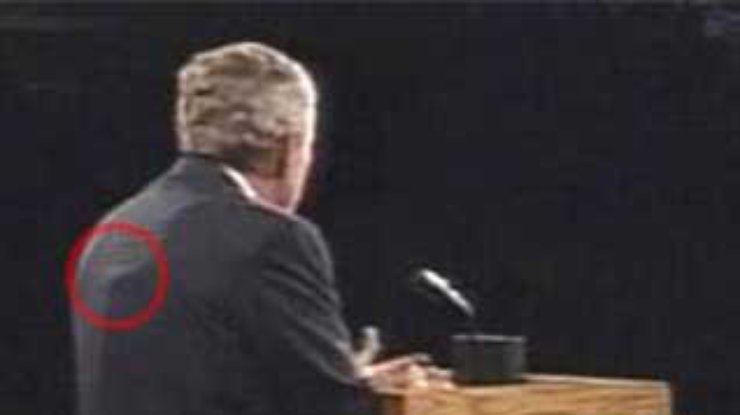 Джордж Буш насторожил мировую общественность загадочной выпуклостью на спине