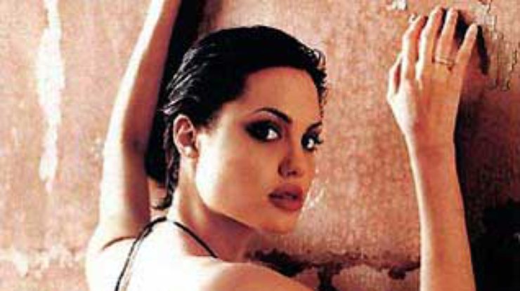 "The Guardian" о Джоли: "бисексуальная фетишистка, помешанная на крови и сексе"