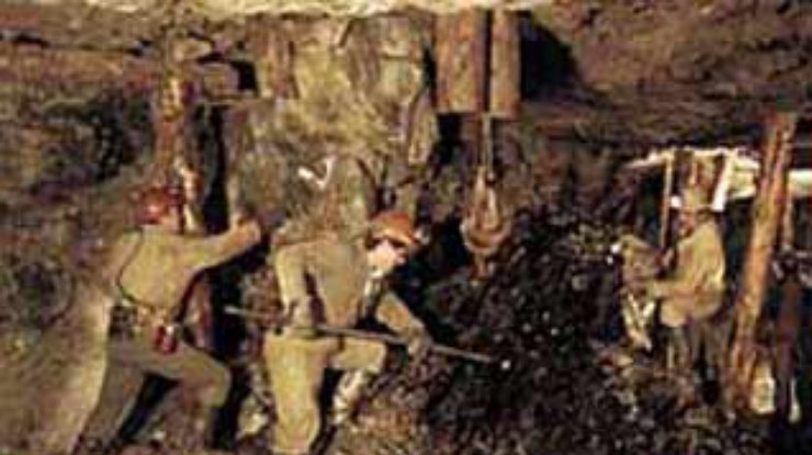 Китайские шахтеры, двое суток находившихся под землей, спасены