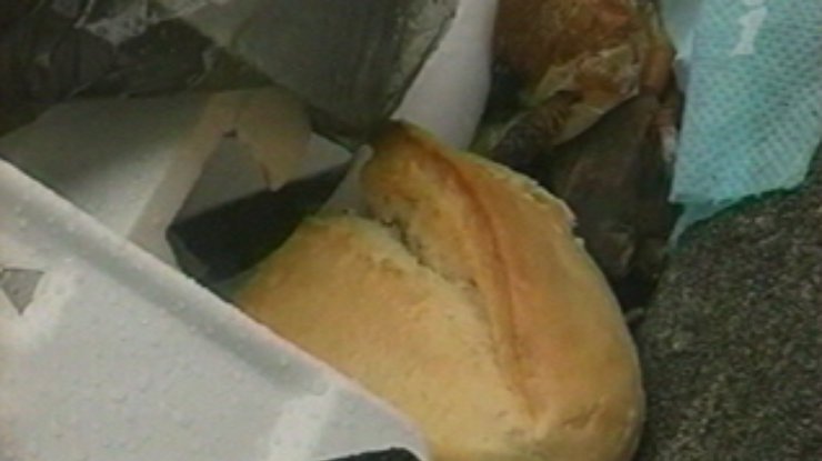 В Украине выбрасывают хлеб на помойку