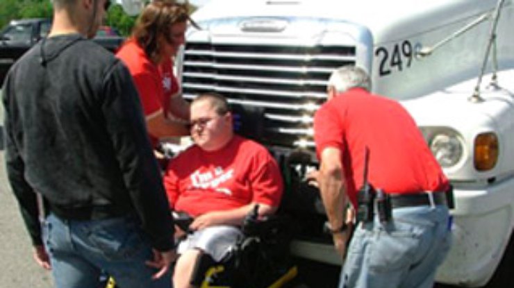 Инвалид в кресле-каталке разогнался на американском хайвэе до 80 км/ч.