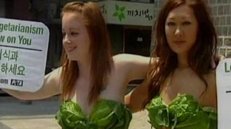 Полуобнаженные красавицы-вегетарианки вышли на улицы Сеула