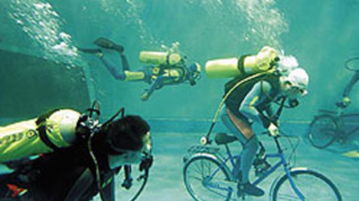 В Китае состоялись велогонки под водой
