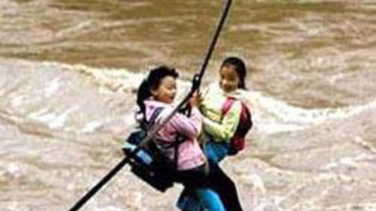 В Китае дети ходят в школу с помощью веревки и карабина