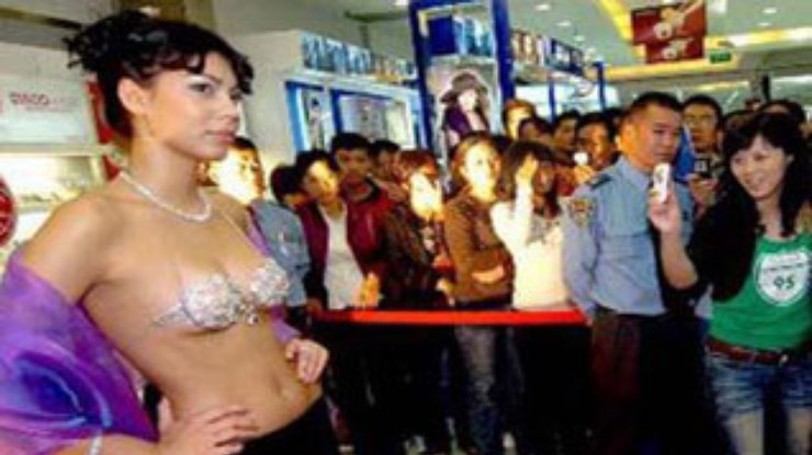 Китайские ювелиры представили бриллиантовый бюстгальтер