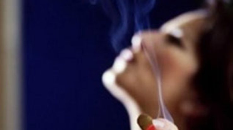 Исследование: Женщины боятся бросить курить из-за риска ожирения