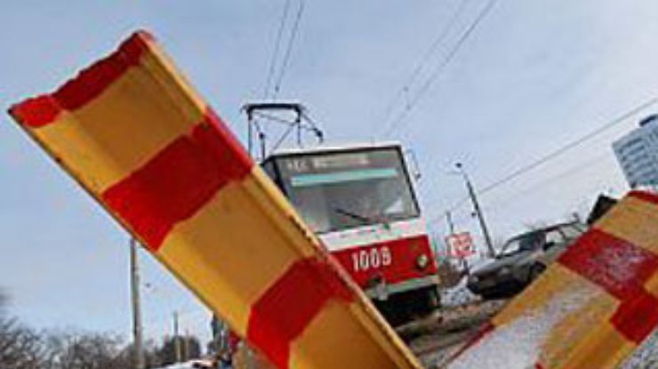 В России трамвайные пути огораживают противотанковыми "ежами"