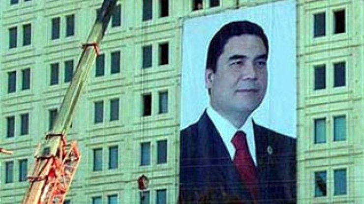 Туркменским студентам запретили носить красные галстуки