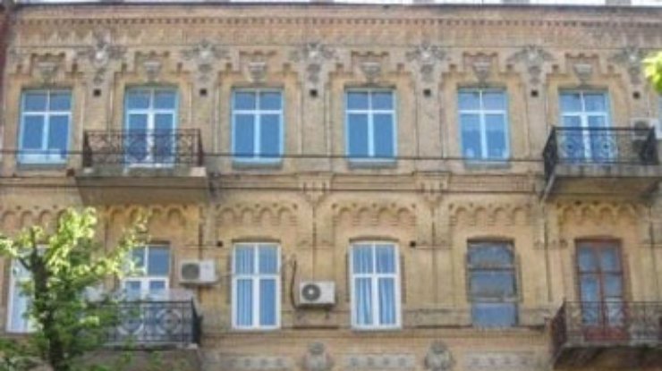 Киевлянам запретят вешать кондиционеры и стеклить балконы