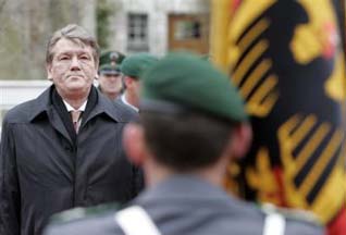 Виктор Ющенко во время визита в Германию 8 марта. Фото АР