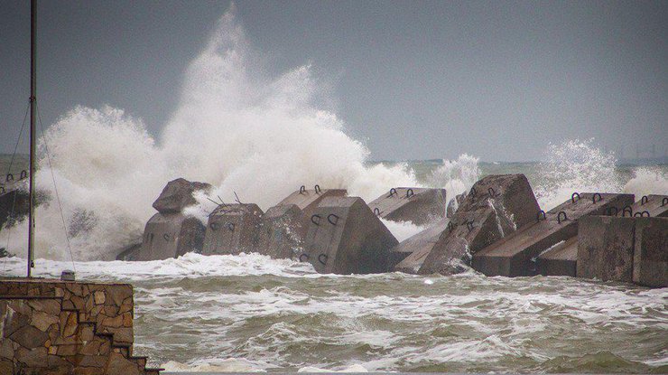 Самые большие волны и сильный ветер: на Одессу обвалился шторм