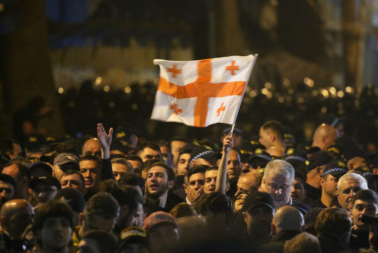 Грузинські спецпризначенці почали розганяти протестувальників у Тбілісі. Проти людей, які зібралися на мітинг проти закону "про іноагентів", застосовується сльозогінний газ