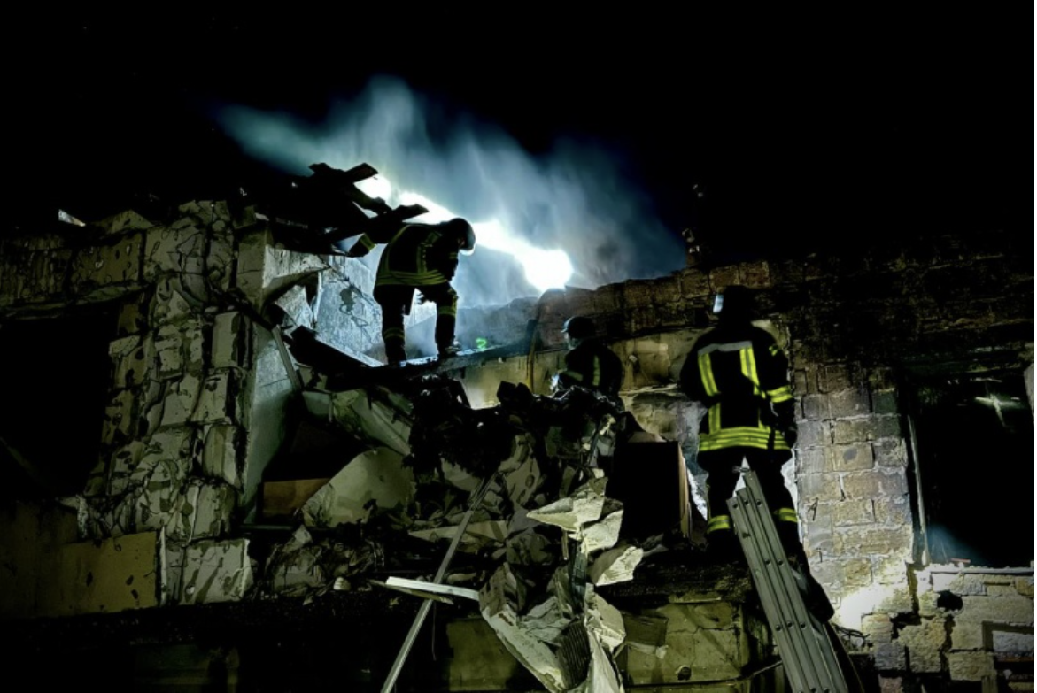 В Одесі внаслідок ворожого повітряного удару у ніч проти 23 квітня були пошкоджені будинки та сталася пожежа в житловому секторі