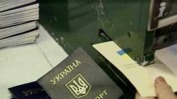 Украинцы лишатся бумажных паспортов