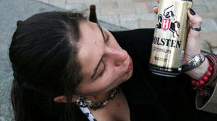 Мужчины чаще женщин в стрессовых ситуациях нуждаются в алкоголе